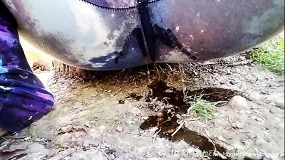 Pipi nan lari a! Vin gade LilKiwwiMonster jwenn kilòt li mouye ak pipi nan pousyè tè a!